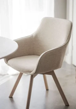 Alison Karmstol | Ljusbeige tyg | Vitpigm. Ekben
