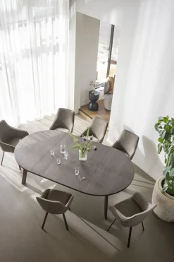 Alison Karmstol | Mörkbeige tyg | Vitpigm. Ekben