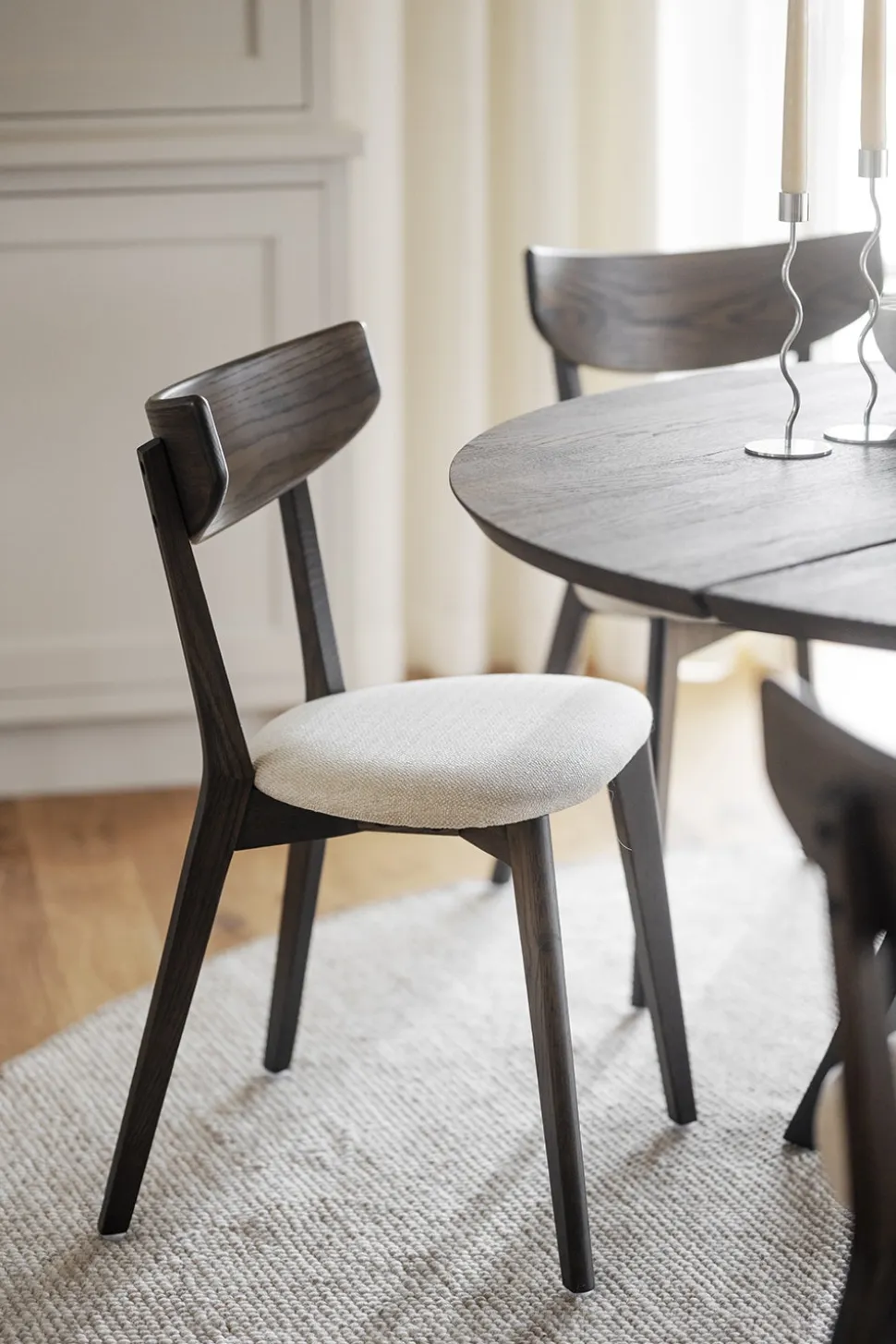 Ami Stol | Brunlackad Ek, Beige