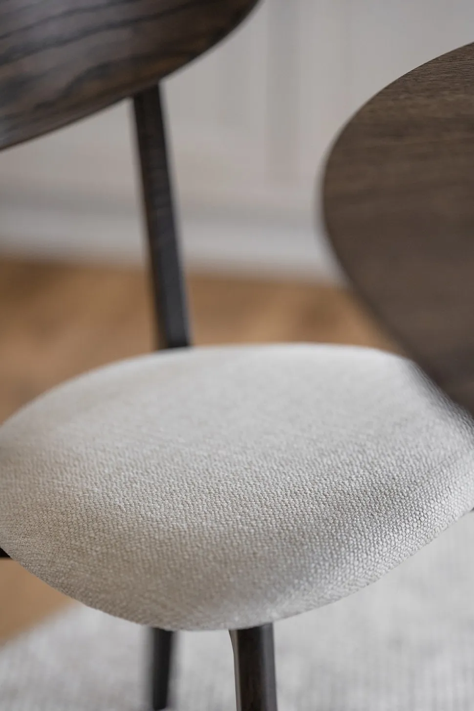 Ami Stol | Brunlackad Ek, Beige