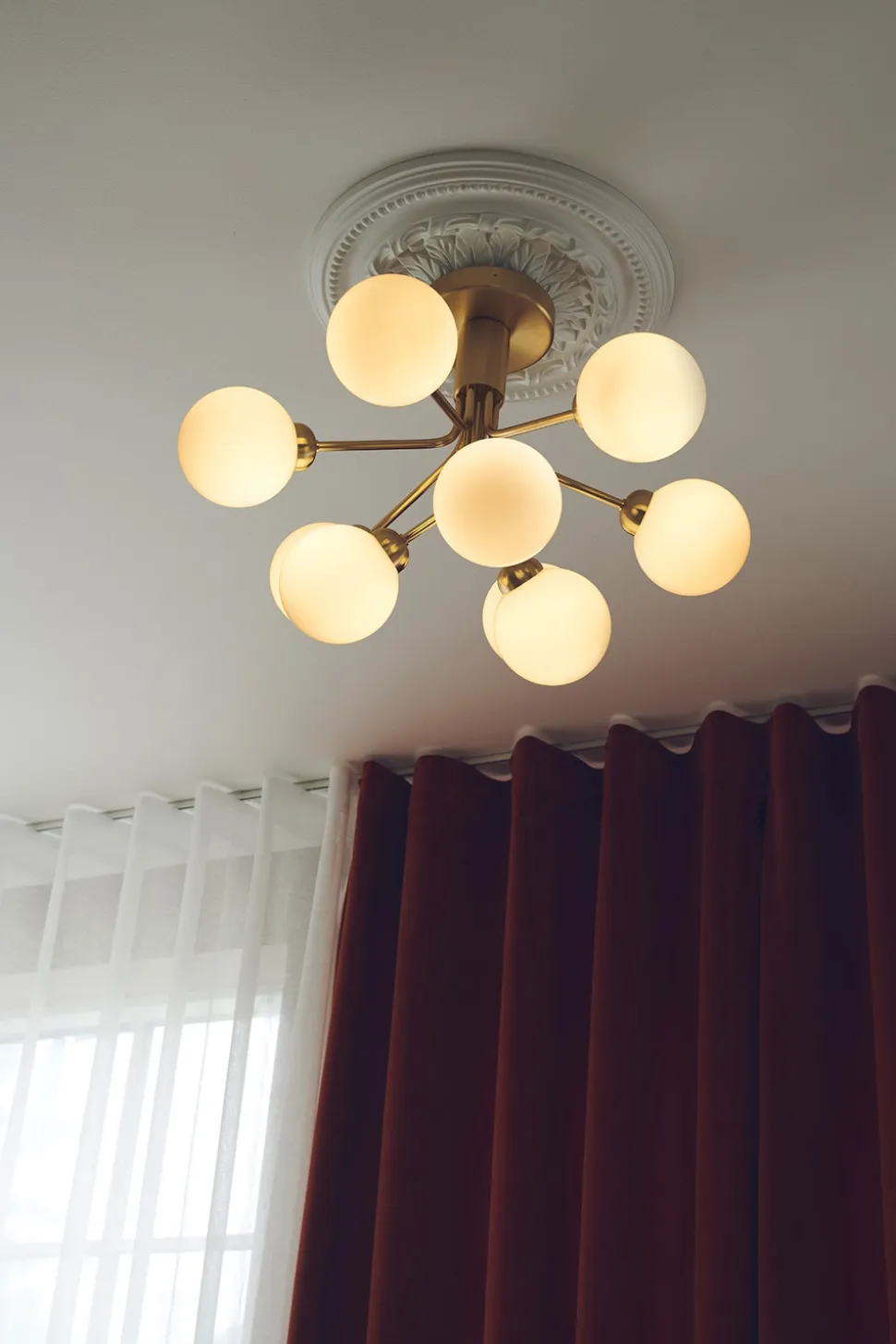 Apiales 9 Ceiling Taklampa | Brushed Brass/Opal