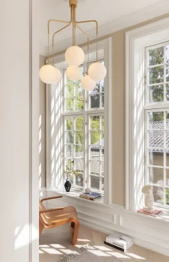 Apiales Cluster Taklampa | Brushed Brass/Opal