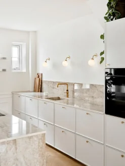 Apiales Vägglampa, Fast Installation | Brushed Brass/Opal