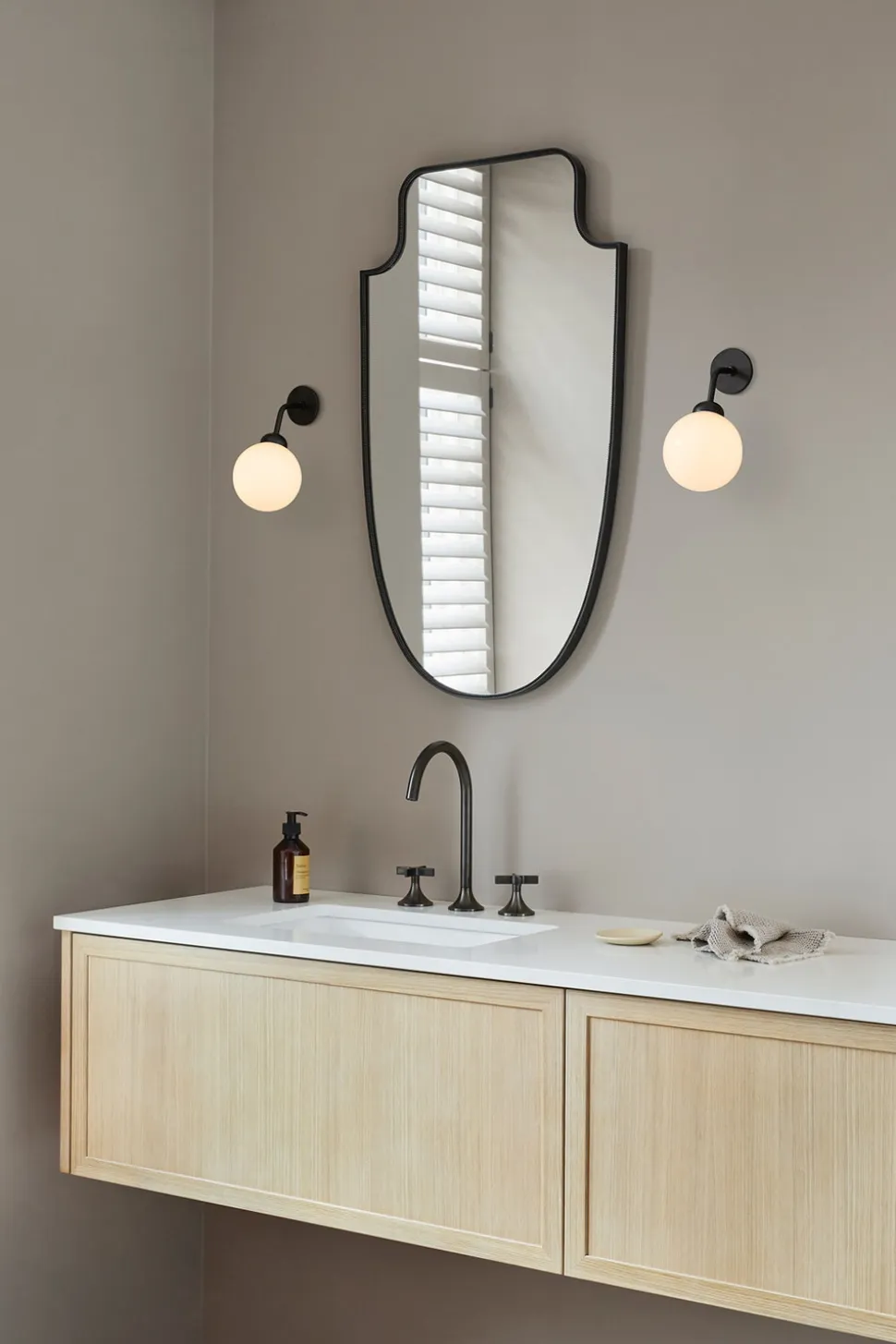 Apiales Vägglampa, Fast Installation | Satin Black/Opal