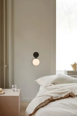 Apiales Vägglampa, Fast Installation | Satin Black/Opal