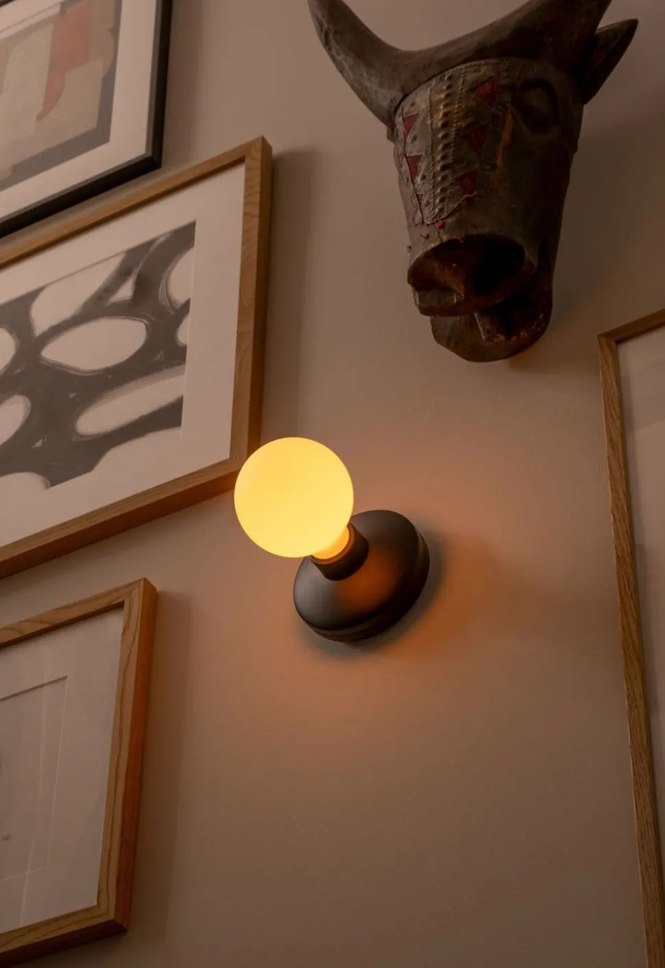 Bee Vägglampa | Svart | Frostat Glas