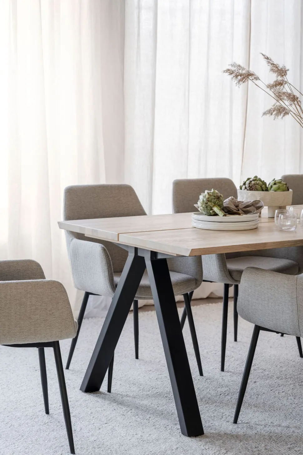 Carradale Matbord | 220 Svart Ek, V-Ben