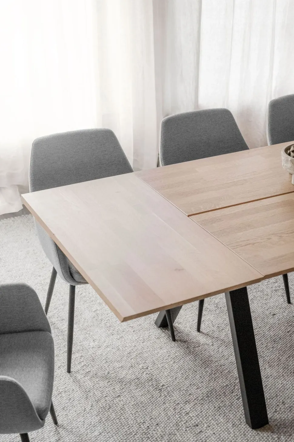Carradale Matbord | 220 Svart Ek, V-Ben