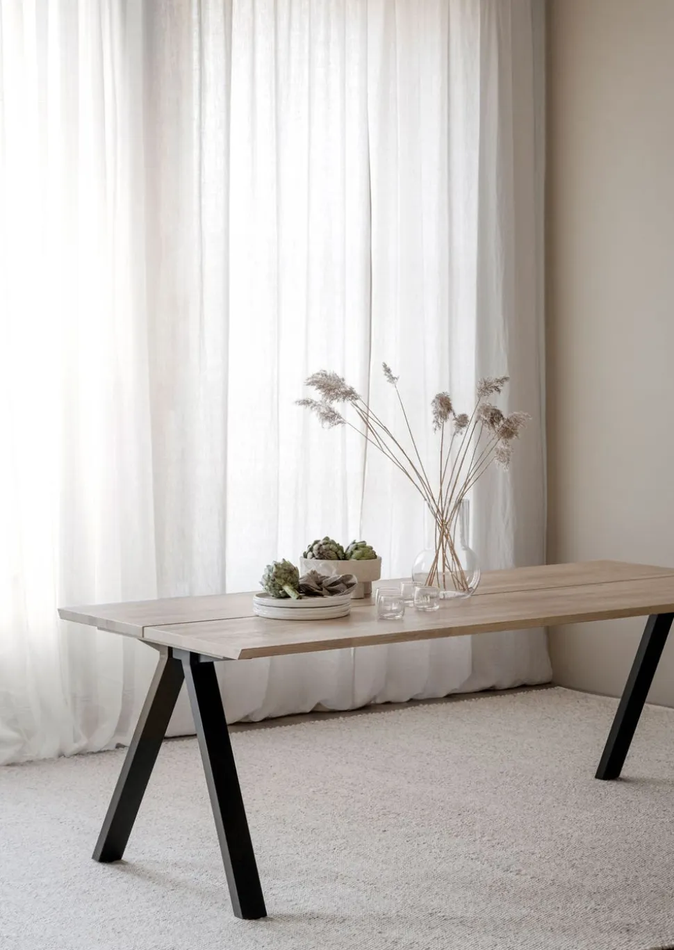 Carradale Matbord | 220 Svart Ek, V-Ben