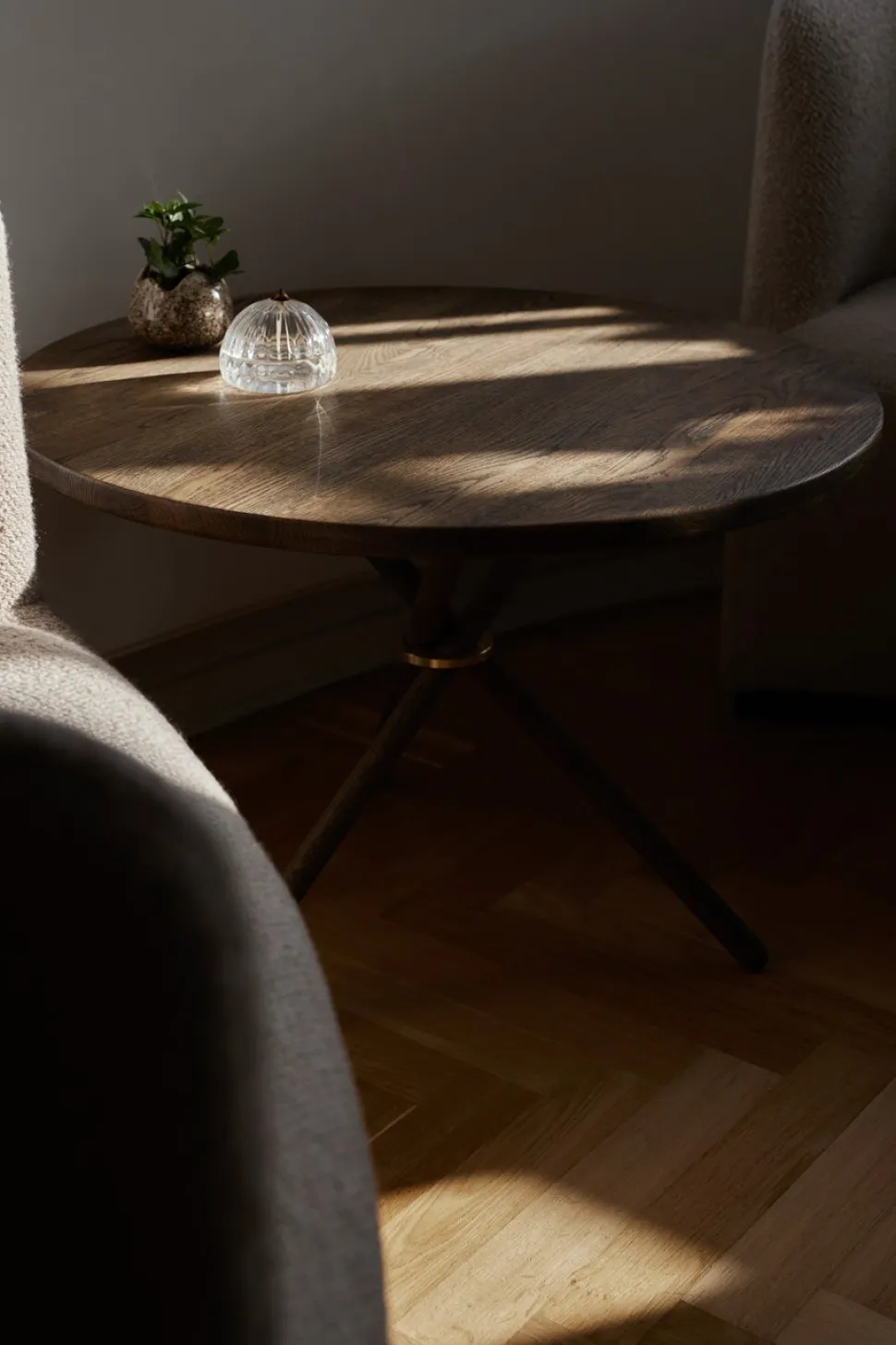 Daphne Soffbord | Dark Concrete