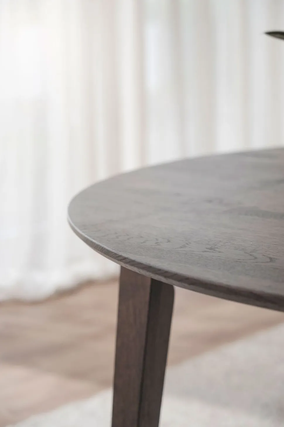 Filippa Matbord Runt | Mörkbrun Ek