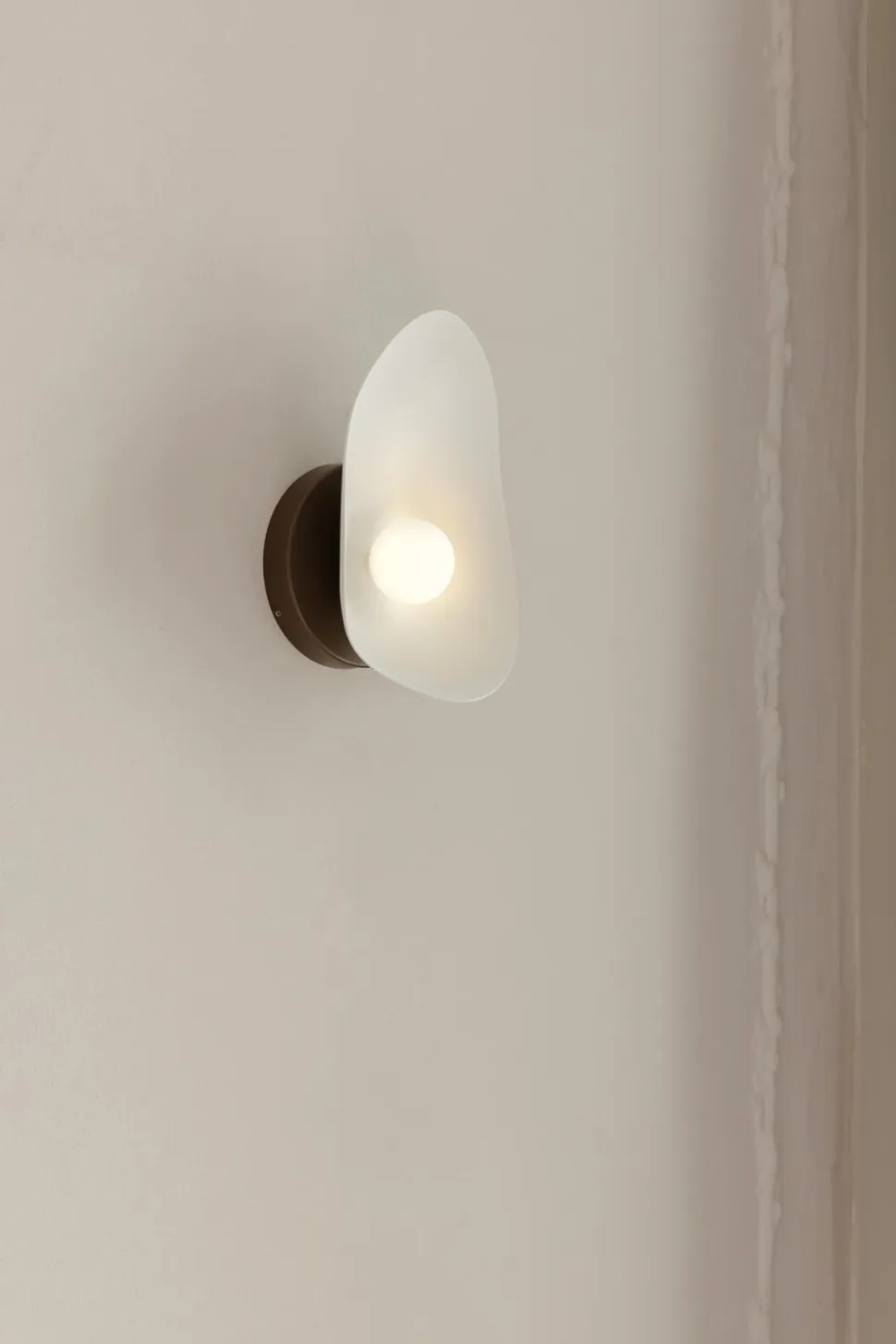 Florii 1 Vägglampa | Dark Bronze/White