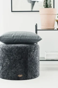 Frida fårskinnspuff rund 50 Carbon