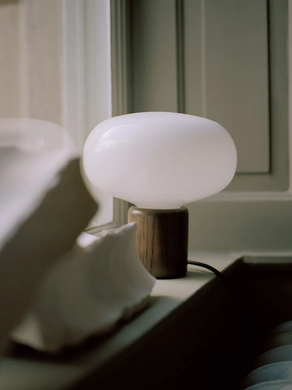 Karl-Johan bordslampa Rökt Ek