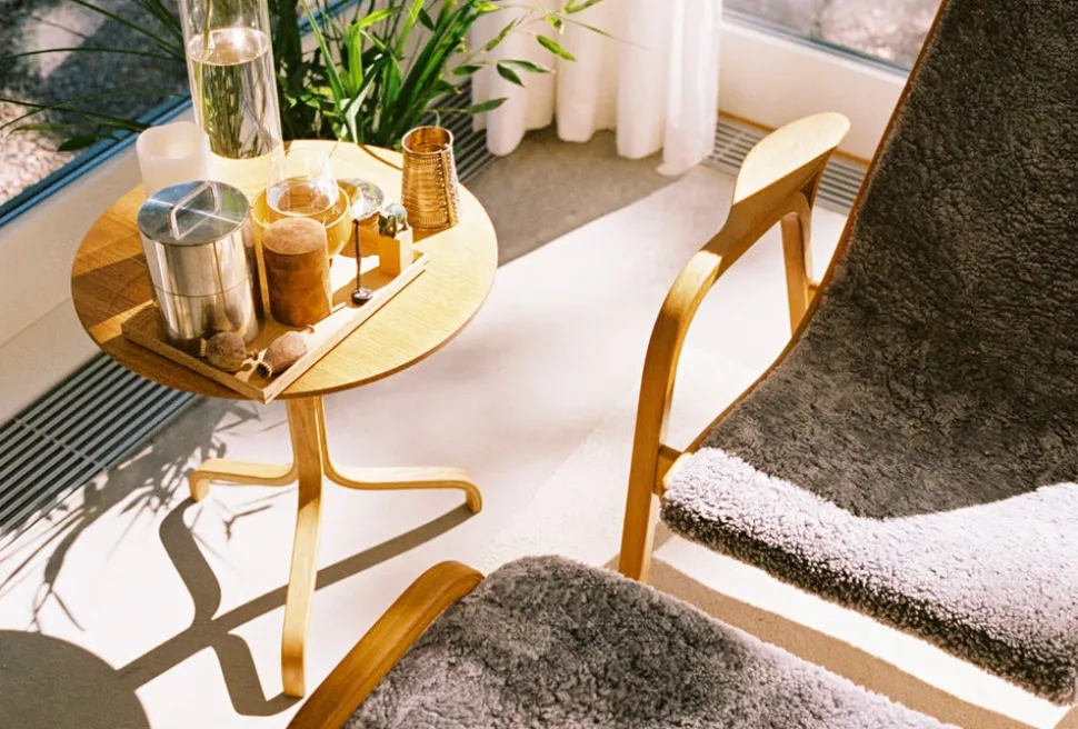 Lamino fåtölj + pall Lackad bok | Fårskinn Scandinavian Grey