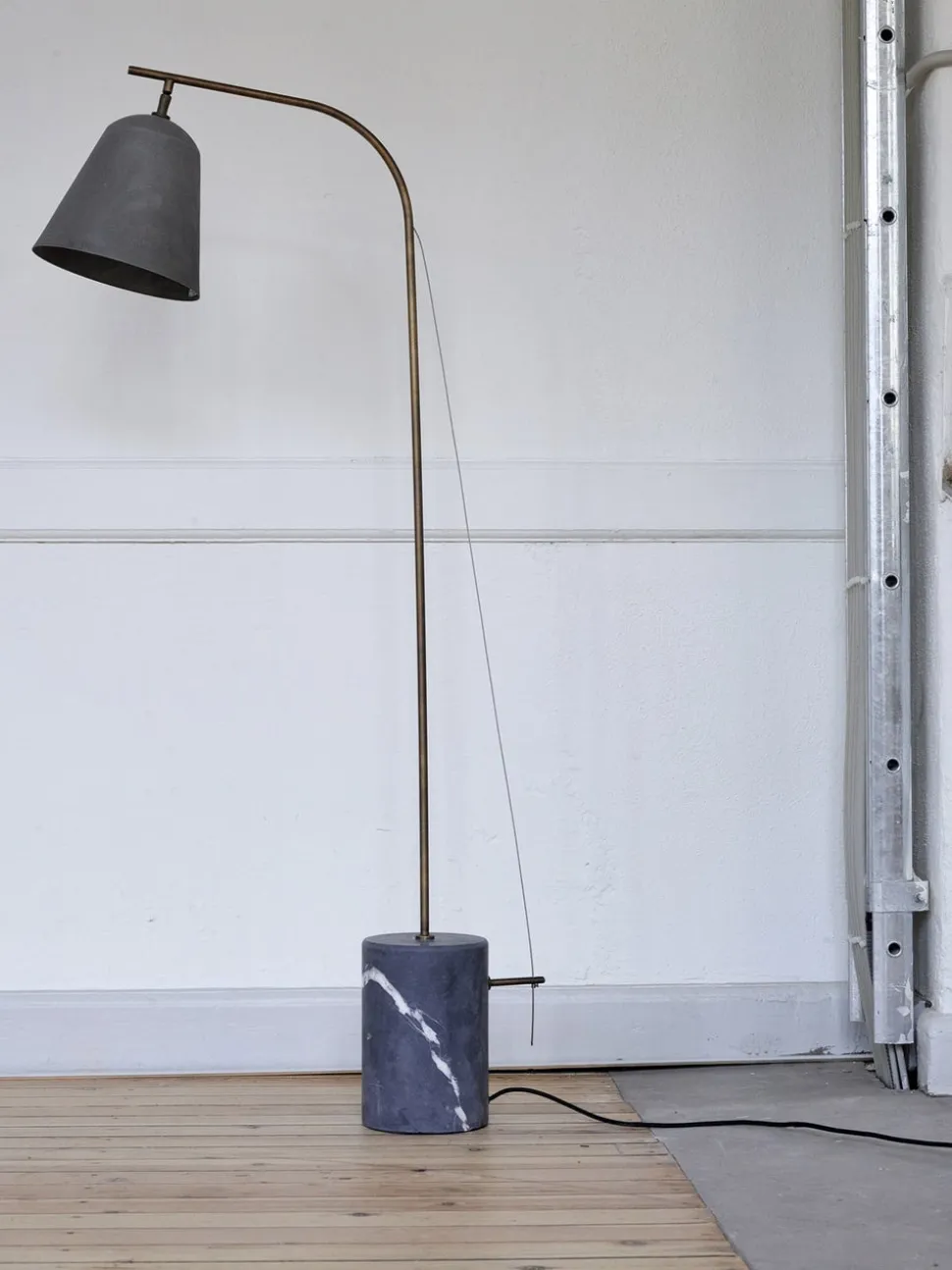 Line One Golvlampa | Bronze