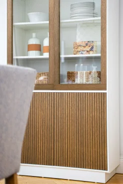 Line Vitrinskåp Burned Walnut/ White med Sockel