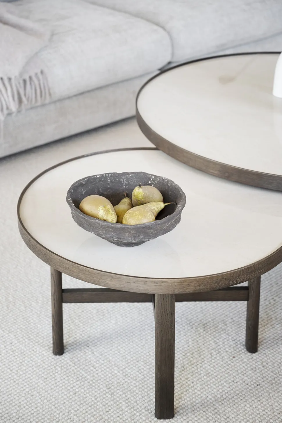 Marsden Soffbord Ø90 | Keramik / Brunlackad Ek