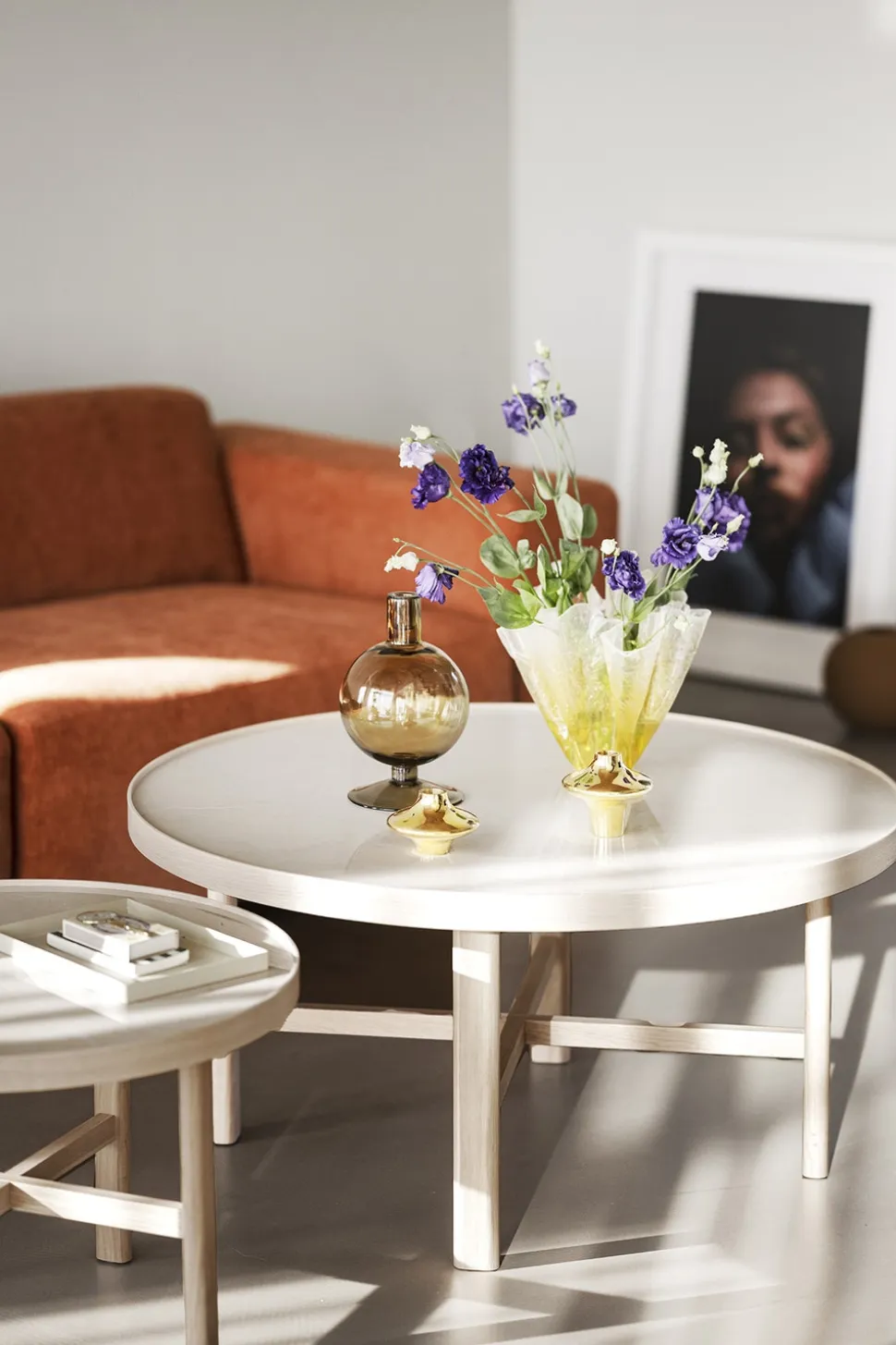 Marsden Soffbord Ø60 | Keramik / Vitpigm. Ek