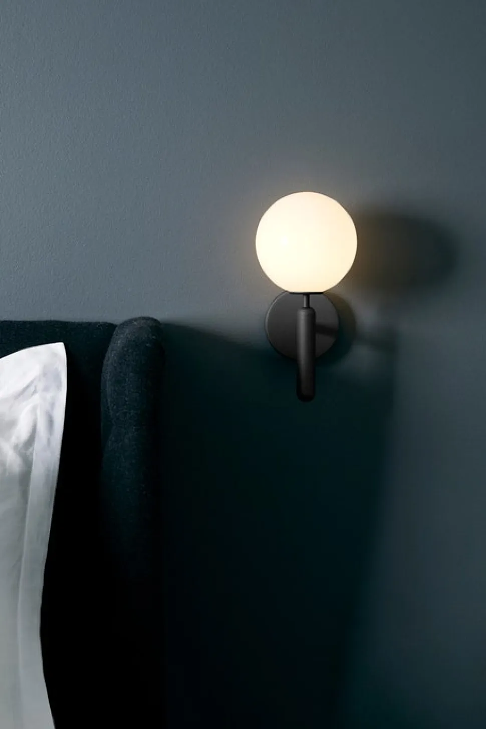 Miira Vägglampa | Rock Grey/Opal