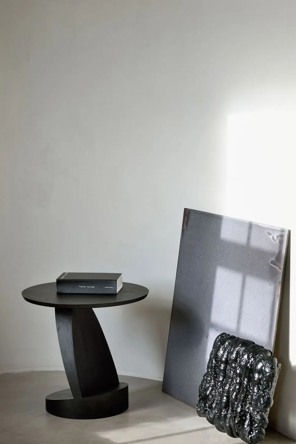 Oblic Sidobord | Svartbetsad Teak