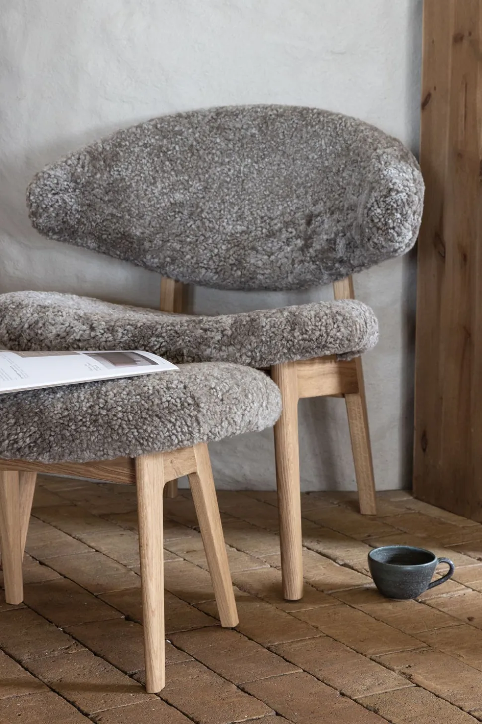 Ram Lounge Chair | Klädd rygg | Fårskinn