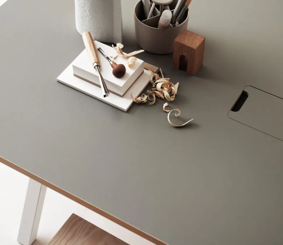 String Works Skrivbord | Fast Underrede, Vit Laminat 120x78