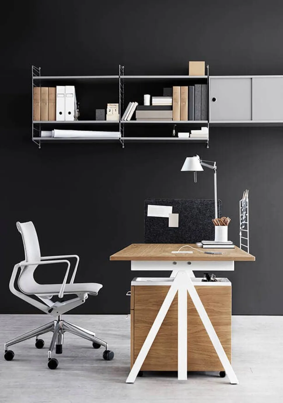 String Works Skrivbord | Fast Underrede, Vit Laminat 120x78