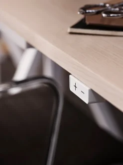 String Works Skrivbord | Höj- & Sänkbart, Vit Laminat 120x78
