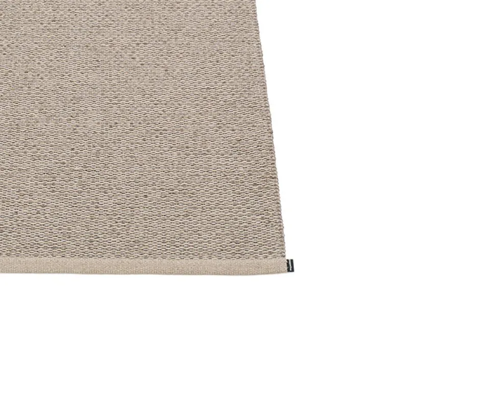 Svea matta Mud Metallic 140x220