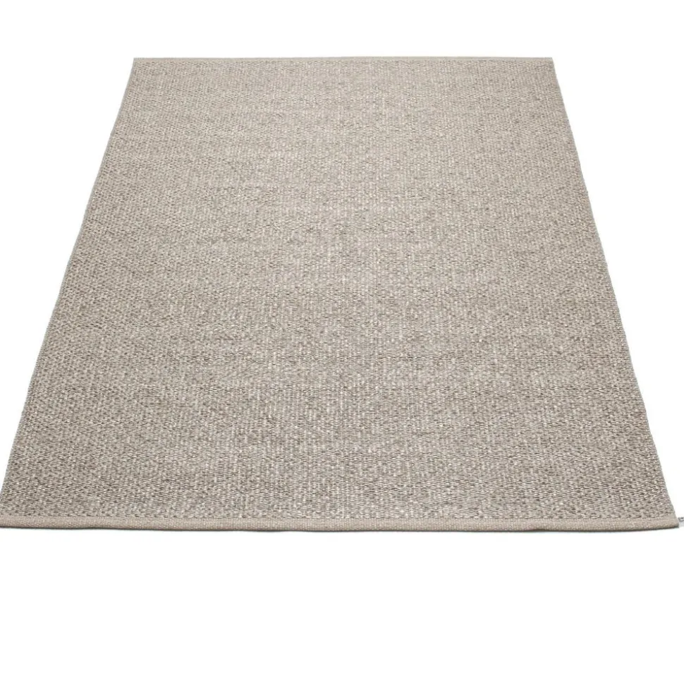 Svea matta Mud Metallic 140x220