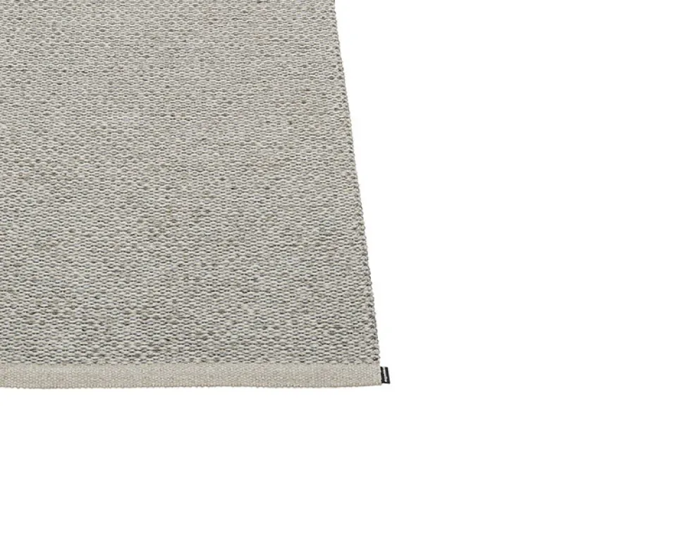 Svea matta Warm Grey 140x220