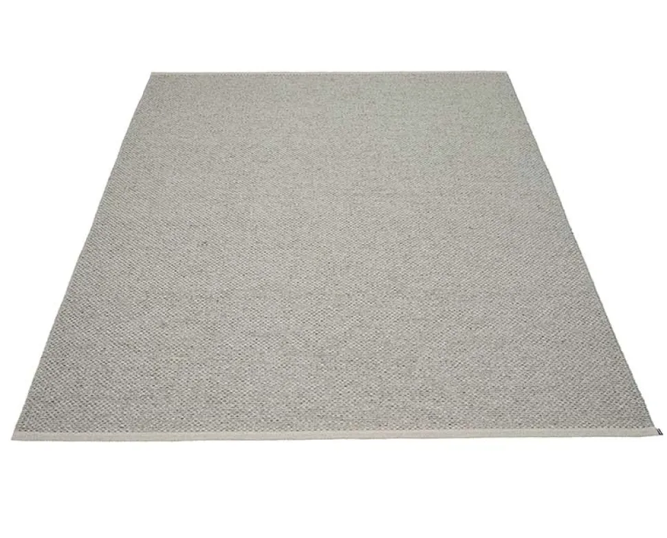 Svea matta Warm Grey 140x220