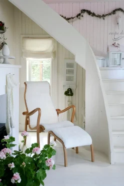 Torparen Fåtölj med pall - KAMPANJ Fårskinn