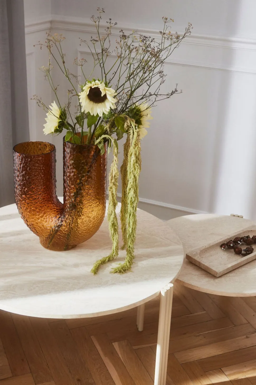 Tribus Soffbord Ø60 | Sand/Travertin