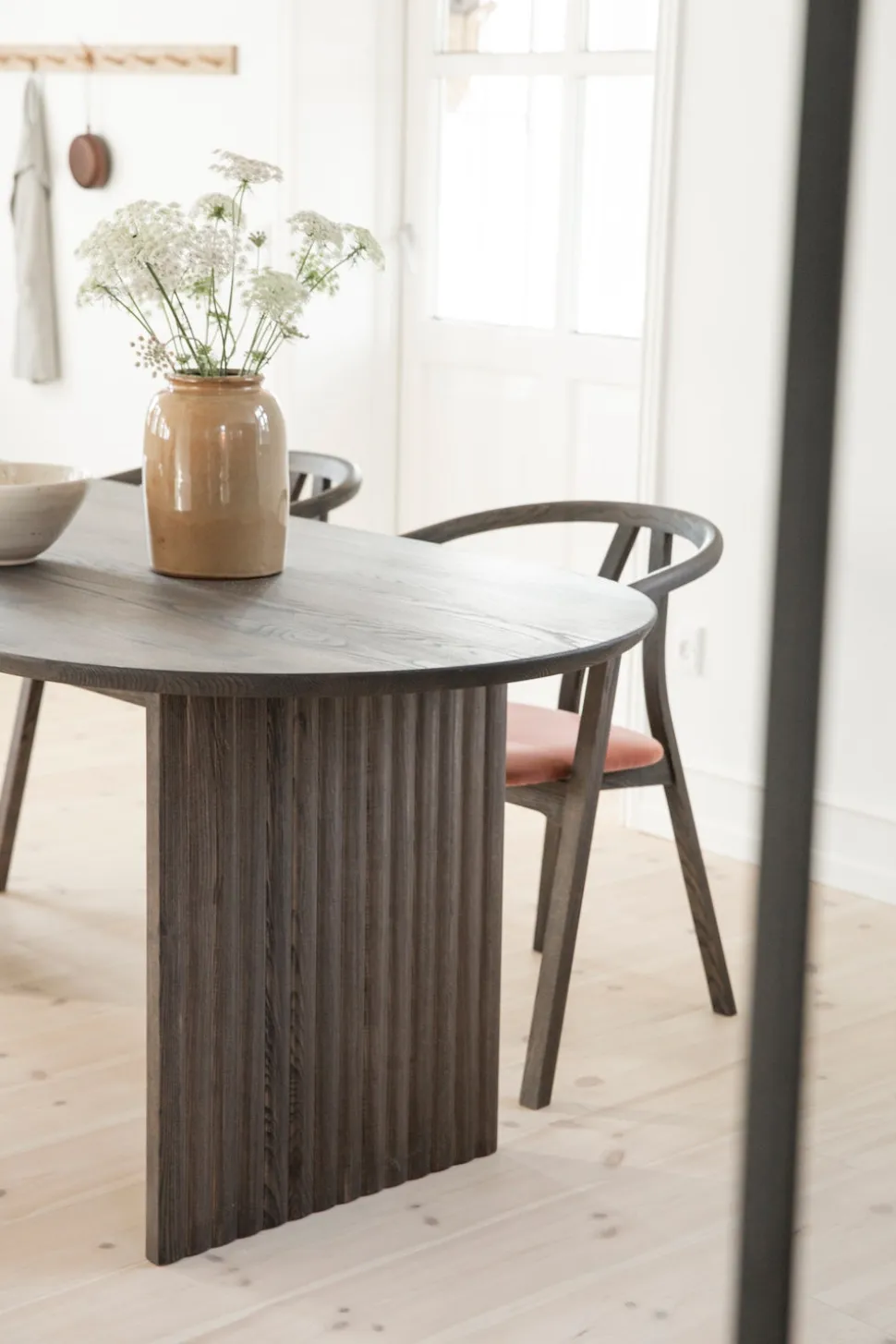 Velvet Matbord | Platta räfflade träben