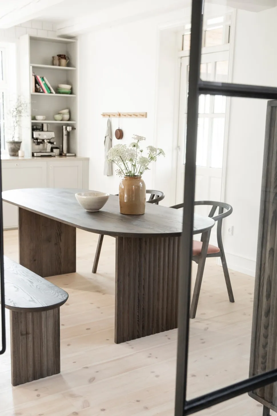 Velvet Matbord | Platta räfflade träben