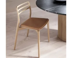 Vipp 481 Cabin Chair | Ljus Ek | Sand Läder