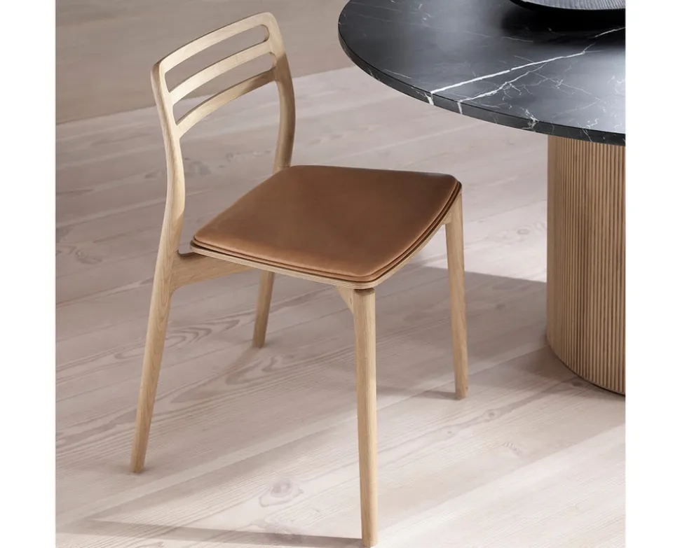 Vipp 481 Cabin Chair | Ljus Ek | Sand Läder