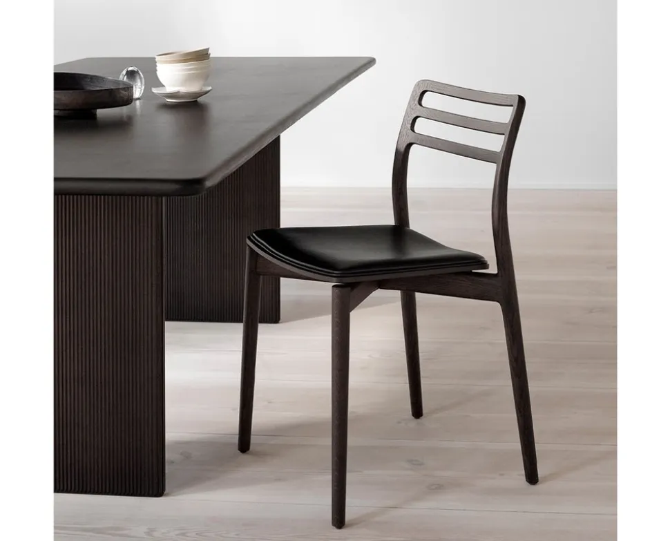 Vipp 481 Cabin Chair | Mörk Ek | Svart Läder