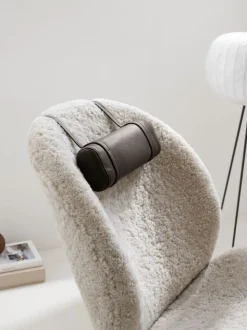 Vipp 466 Lodge Lounge Chair | Fårskinn Curly 09