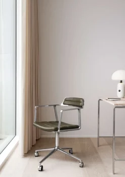 Vipp 452 Swivel Chair | Hjul | Polerat Aluminium, Grönt Läder