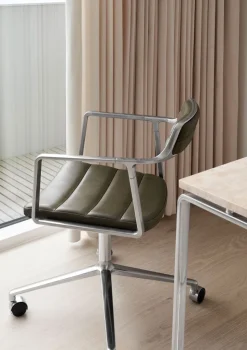 Vipp 452 Swivel Chair | Hjul | Polerat Aluminium, Grönt Läder