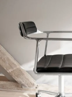 Vipp 452 Swivel Chair | Hjul | Polerat Aluminium, Svart Läder