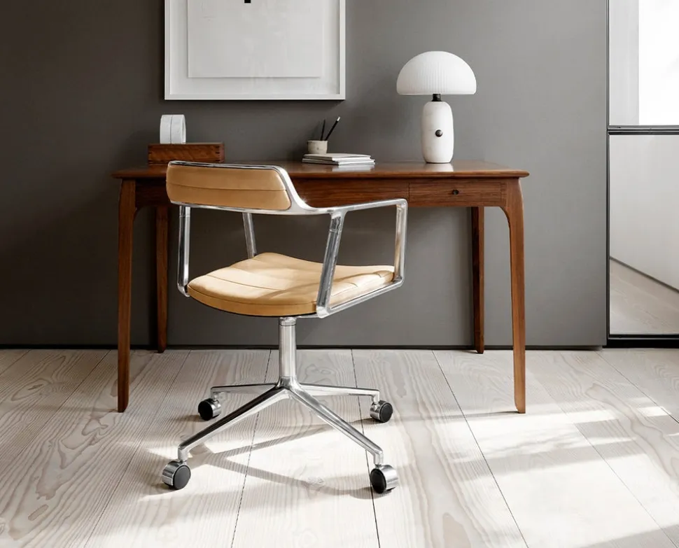 Vipp 452 Swivel Chair | Hjul | Polerat Aluminum, Sandfärgat Läder