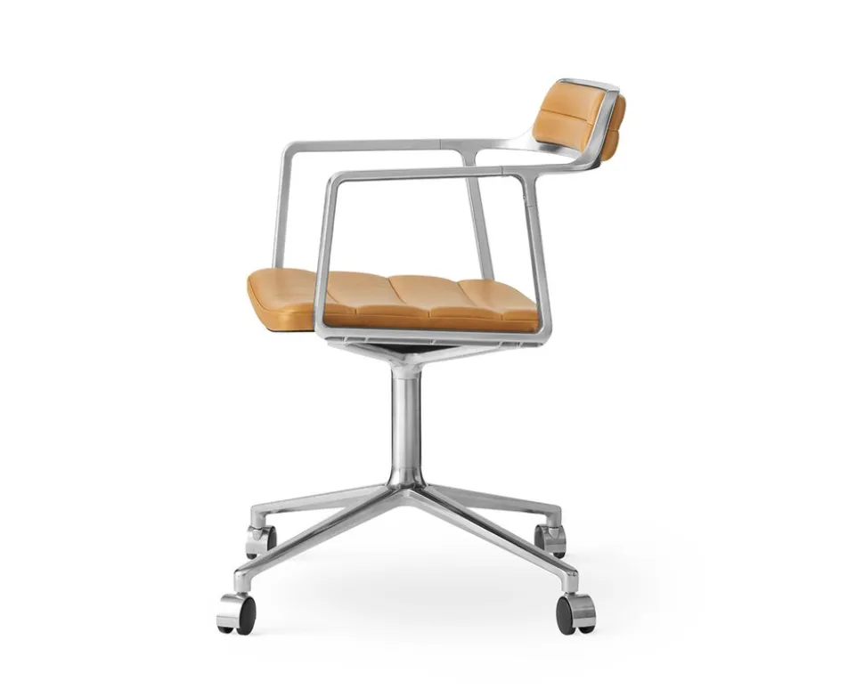 Vipp 452 Swivel Chair | Hjul | Polerat Aluminum, Sandfärgat Läder