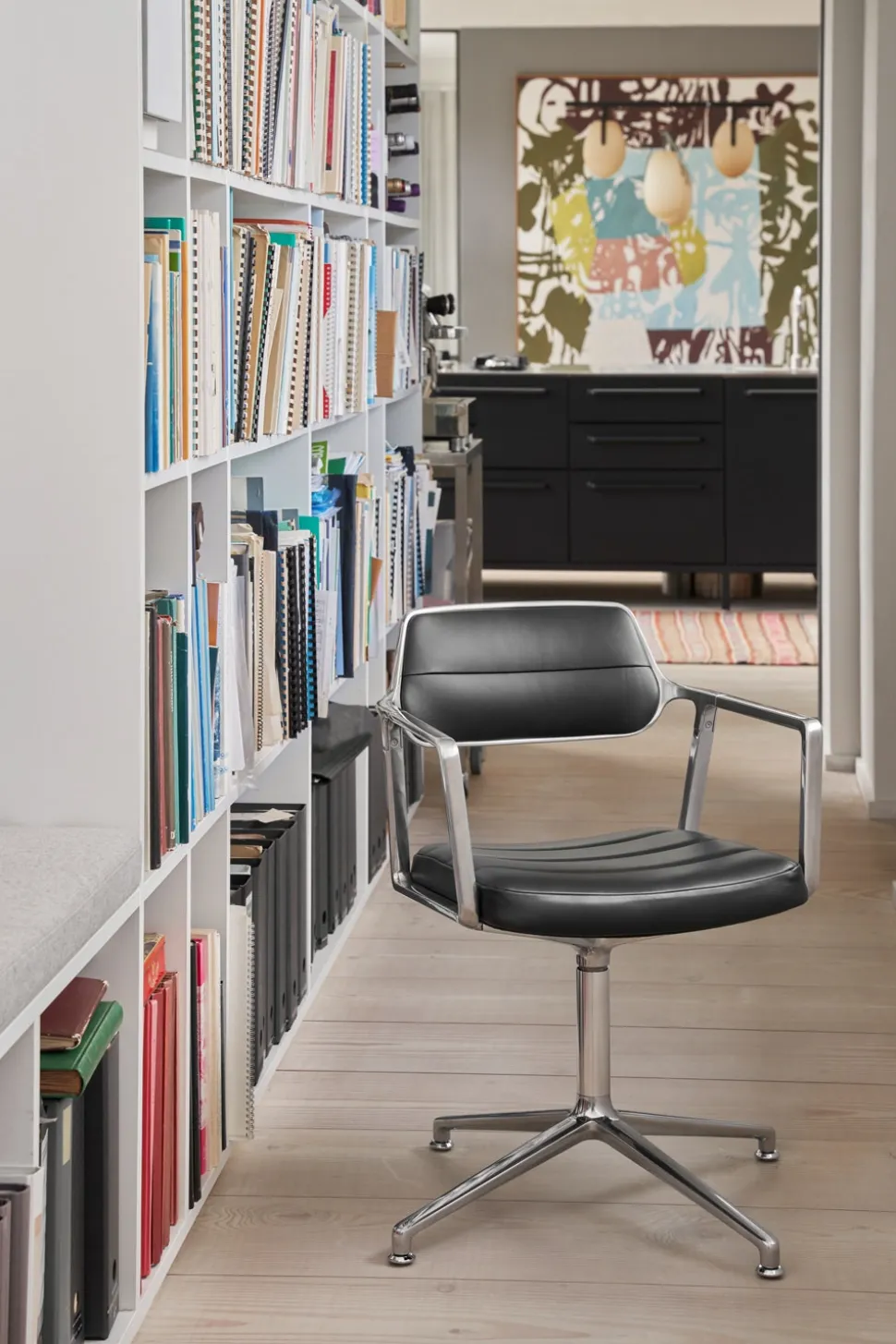Vipp 453 Swivel Stol | Fötter | Svart Läder, Svart Ram