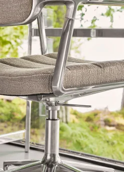 Vipp 453+ Swivel Stol | Fötter | Textil Mörk Sand, Polerat Aluminium
