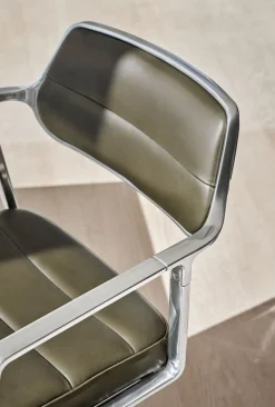 Vipp 453+ Swivel Stol | Hjul | Bosco Grönt Läder, Aluminium