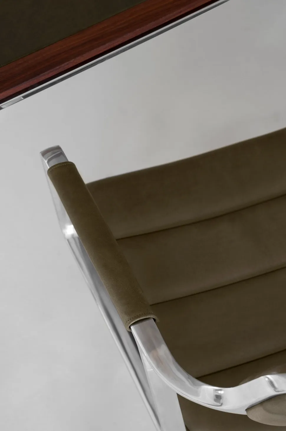 Vipp 453 Swivel Stol | Hjul | Bosco Grönt Läder, Polerat Aluminium